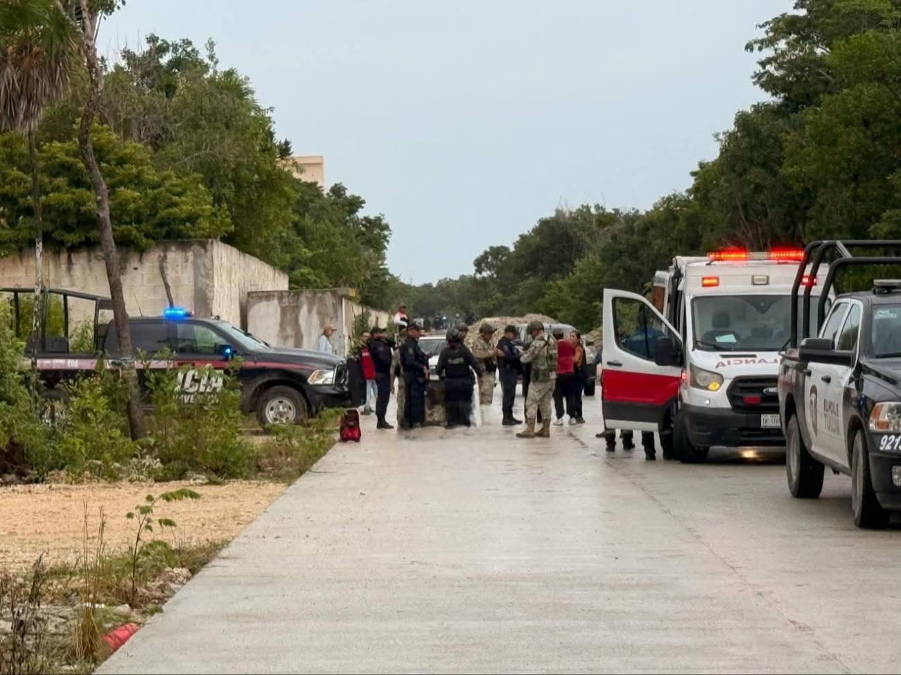 Durante el atraco, uno de los sujetos golpeó a dos trabajadores en la cabeza utilizando la cacha de un arma