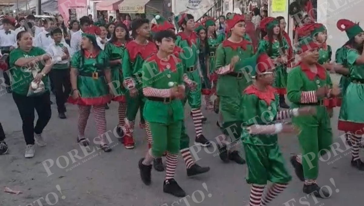 Desfile navideño marca el cierre de clases en Sabancuy
