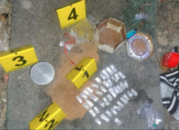 Aseguran presuntas drogas, básculas y dinero en efectivo.