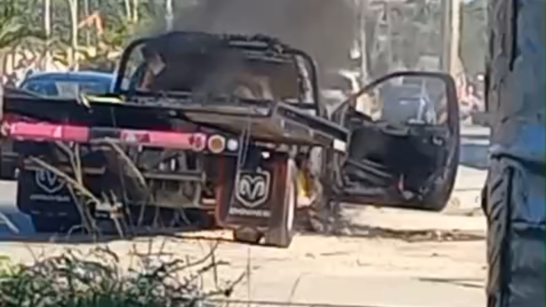 Emergencia en avenida Colegios: grúa consumida por las llamas