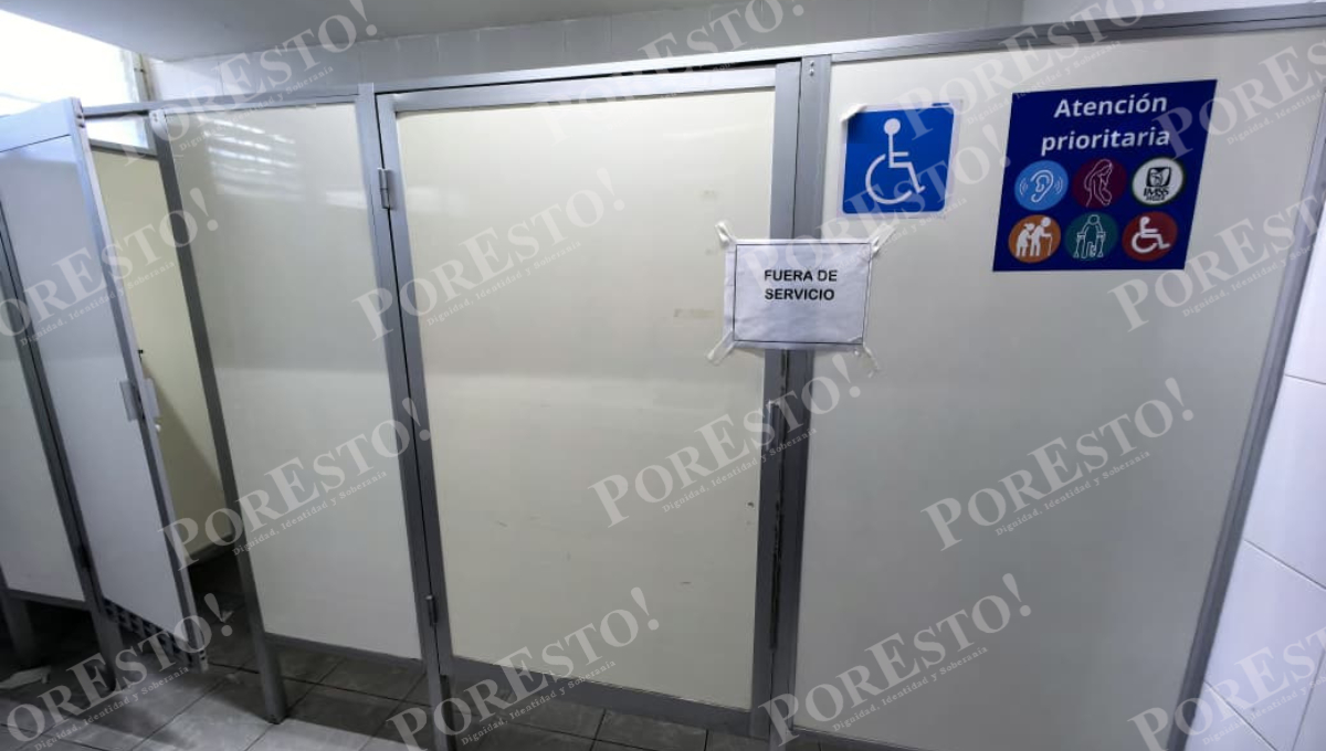 Usuarios reportan baños fuera de servicio, incluido el destinado a personas con discapacidad.