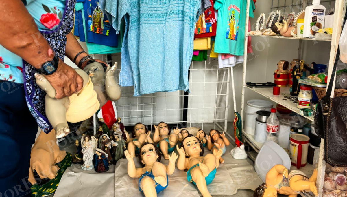 En diciembre ha reparado más de 90 imágenes del Niño Dios.