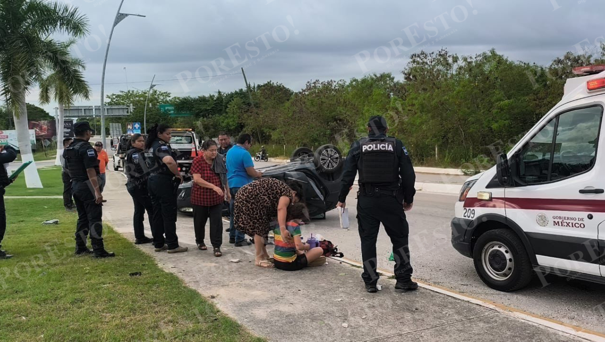 Los ocupantes presentaron golpes y fueron valorados por paramédicos.