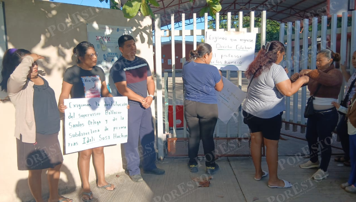 Con candado y cadena, padres cierran escuela Juan Escutia