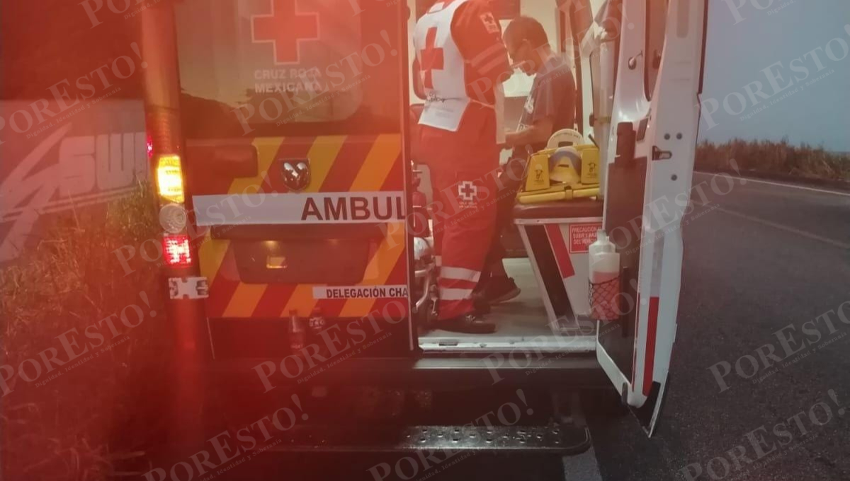 El chofer fue rescatado por cuerpos de emergencia y atendido por la Cruz Roja; no requirió traslado.