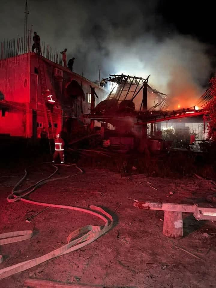 El equipo de bomberos arribaron para apagar por completo el siniestro