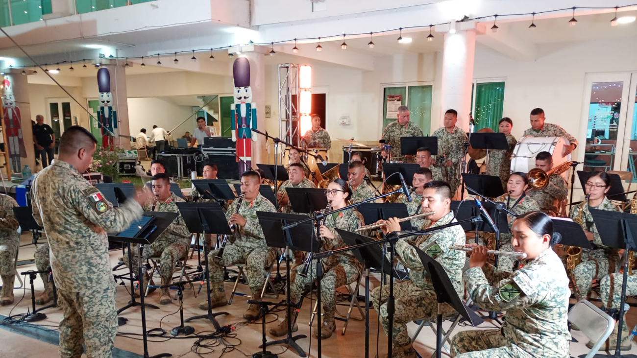La actuación de la Banda de Música de la X Región Militar es reconocida en un evento público