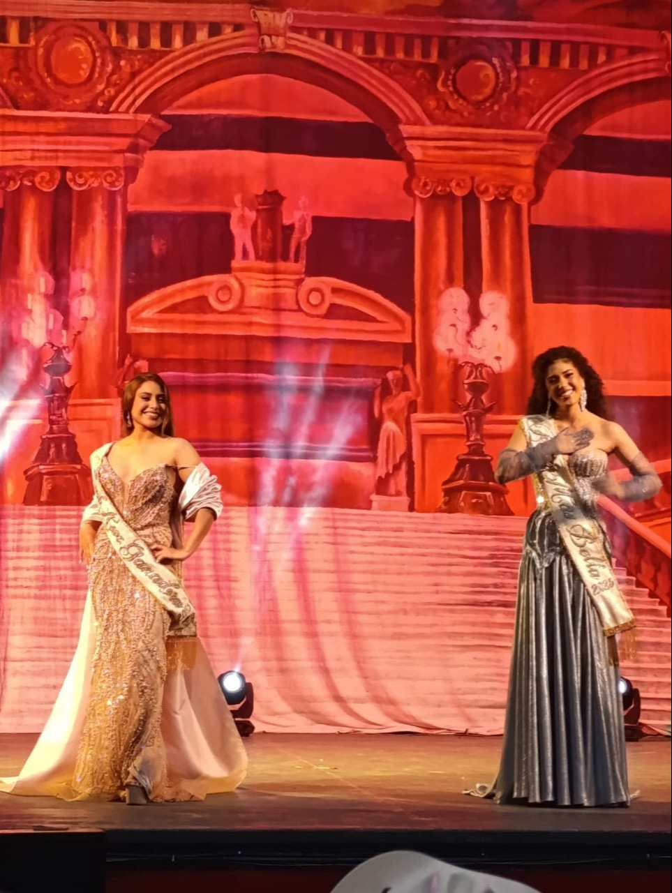 Las dos representantes de la feria 2025 lucieron en el escenario.