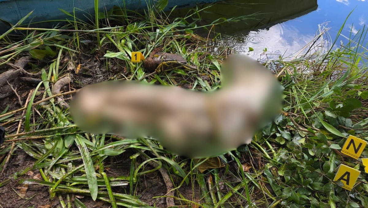 Presentaba los pies atados con una soga y un peso adicional de 25 kg.