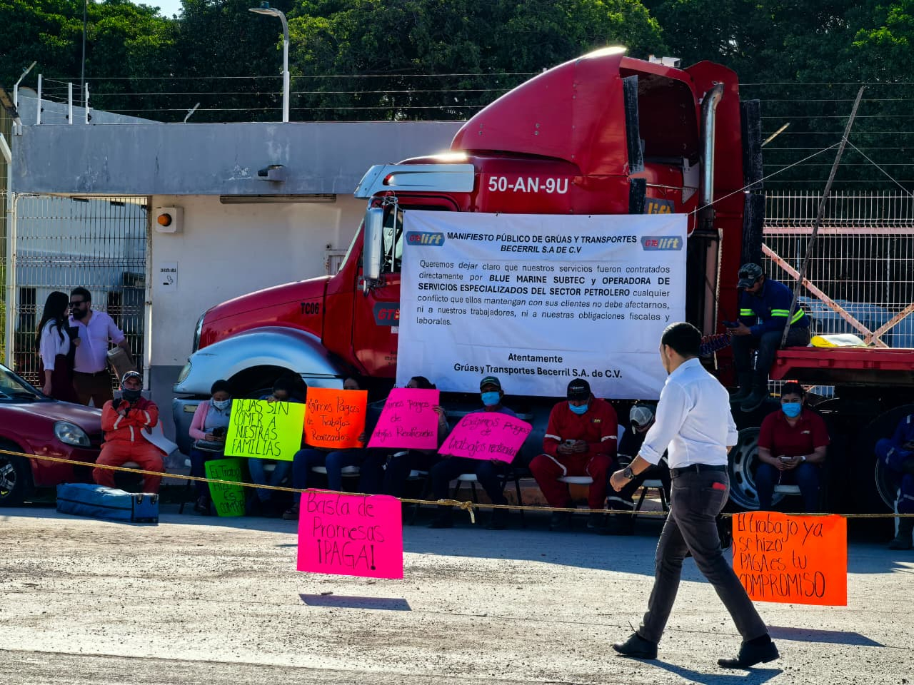 Trabajadores acusan promesas incumplidas y crisis financiera en Grúas Becerril