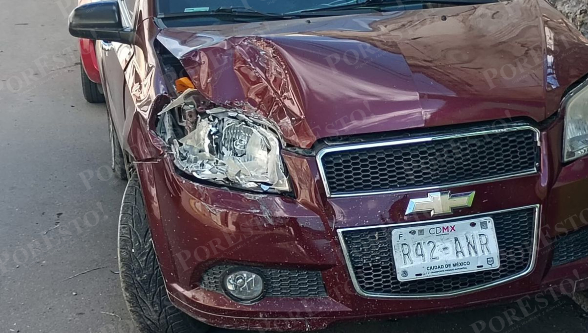 Un Aveo rojo estacionado en el Centro de Champotón fue chocado por un conductor que huyó.