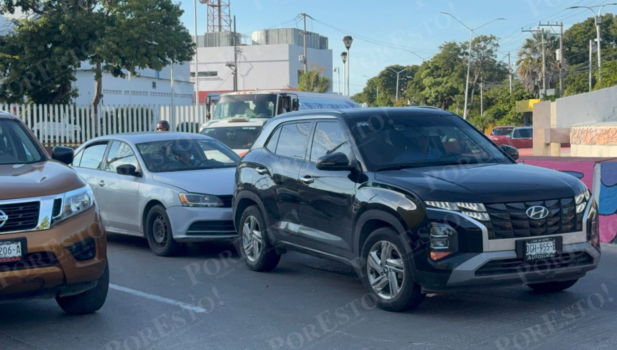 Un choque por alcance en la glorieta del Camarón provocó tráfico intenso en la colonia Benito Juárez.