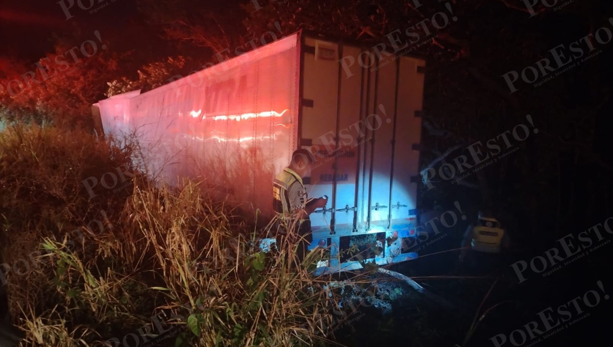 Un tráiler se salió de la carretera Carmen–Campeche durante la madrugada, a la altura de Punta Xen, en Champotón.