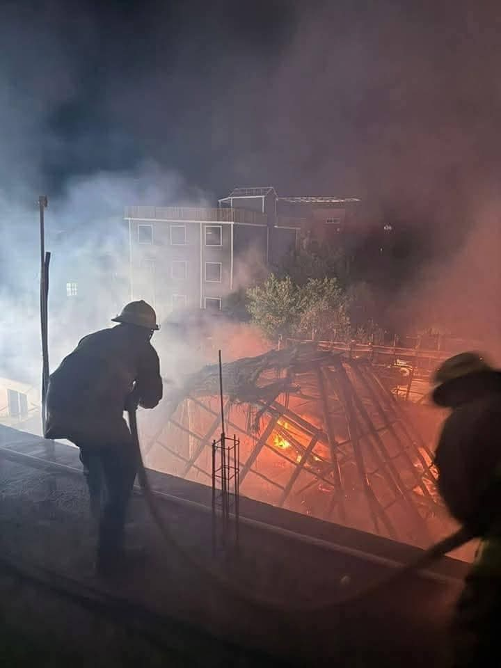 Vecinos al percatarse del humo, reaccionaron enseguida para evitar que el fuego se extendiera