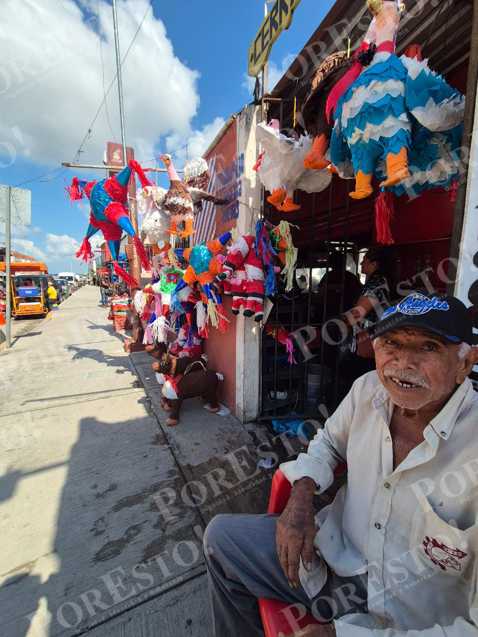 Don Ignacio López lleva más de 30 años dedicado a la venta de piñatas.