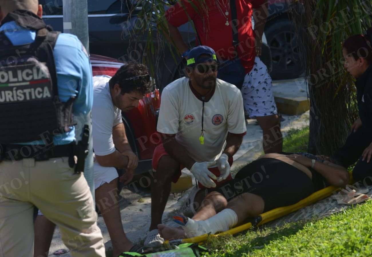 Paramédicos acudieron al sitio confirmaron el esguince por la fuerte caída