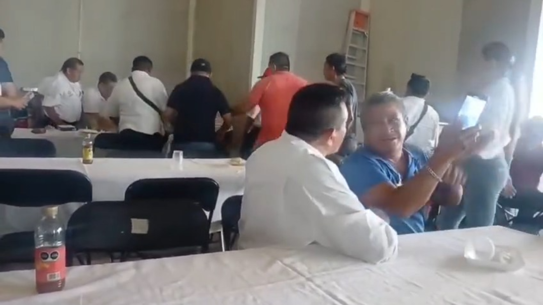Posada del transporte Ko’ox en Campeche termina en riña: payaso “Pichurris” golpea a chofer por comentarios hacia su esposa