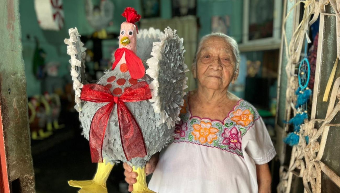 A sus 96 años, María Mercedes Canul Tzul, mejor conocida como Doña Mechita, continúa conquistando a los meridanos con sus tradicionales piñatas de pavo.