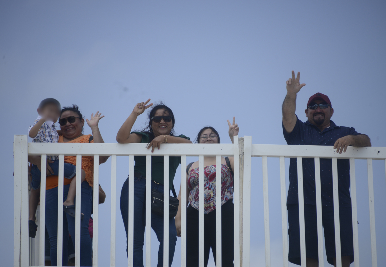 Familias locales y turistas disfrutaron las playas el día de ayer