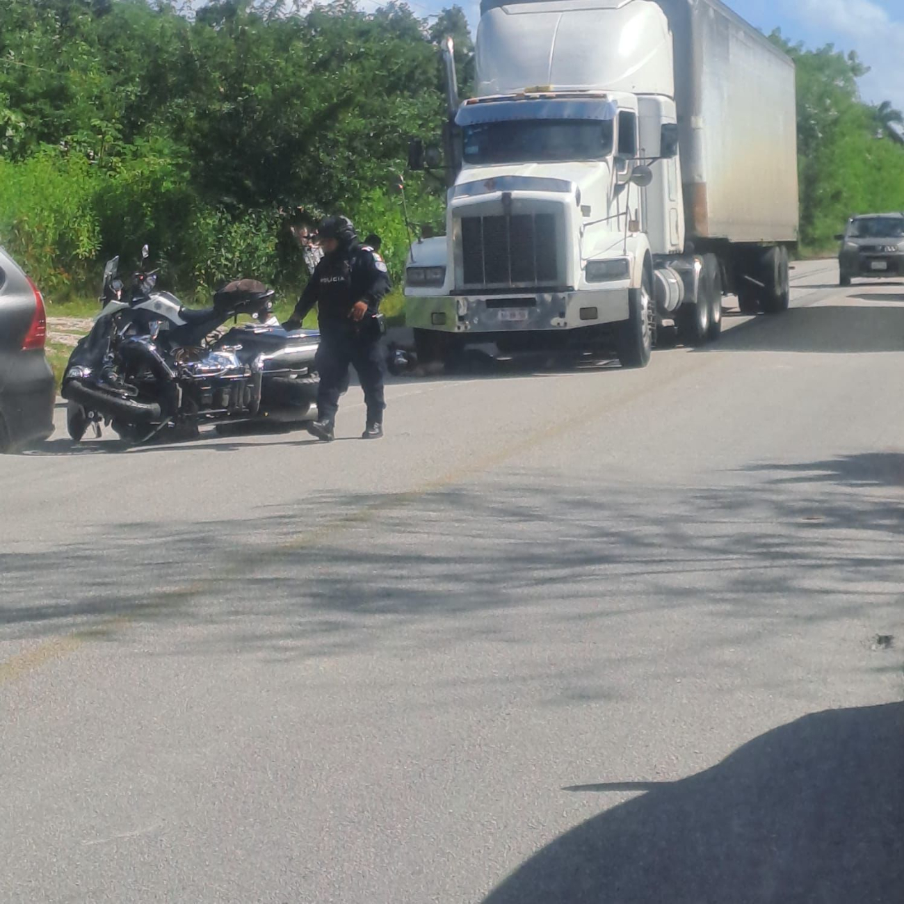 Autoridades acordonaron la zona y cerraron parcialmente la vialidad.