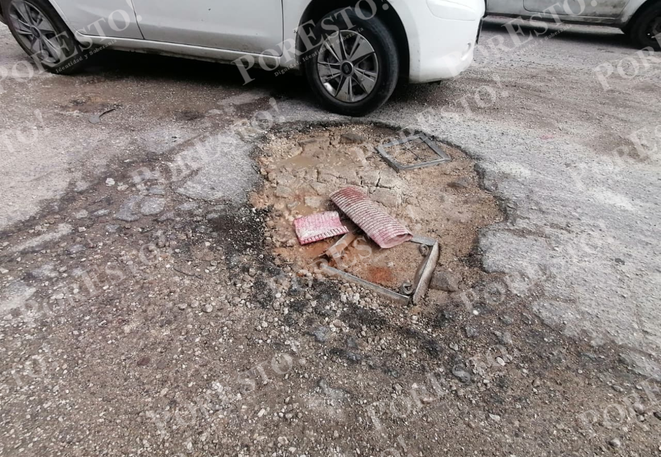 Además de la presencia de baches, vecinos reportan presencia de aguas negras