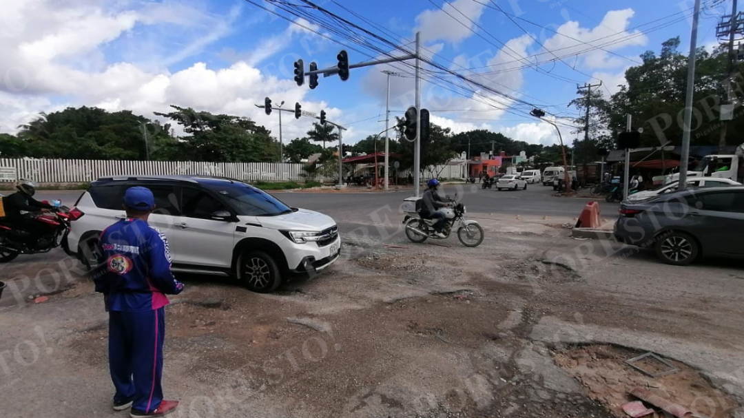 Cruce en mal estado por baches pone en peligro a vecinos de la Región 105 de Cancún