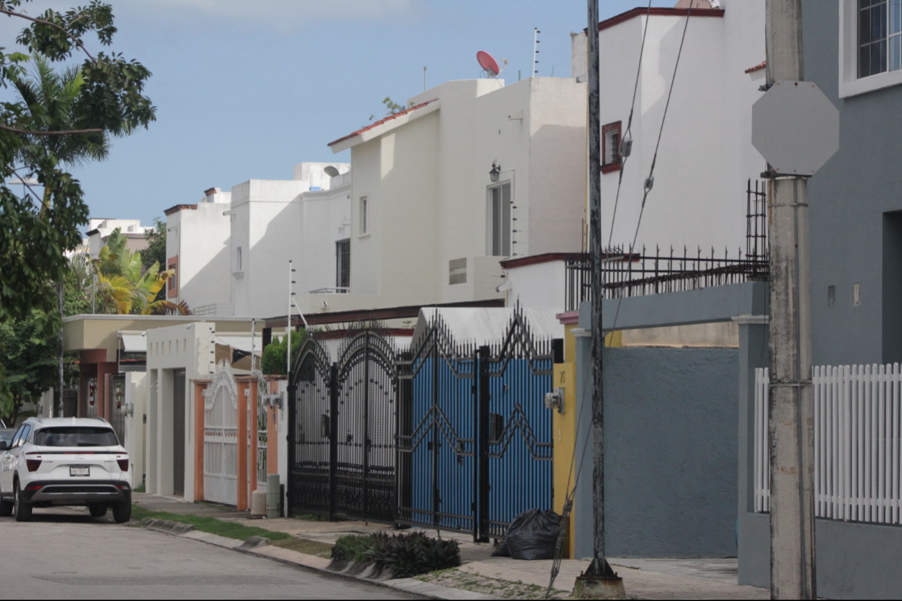 Una vivienda localizada en uno de los fraccionamientos más céntricos de Cancún, en la Sm 41, fue atracada a plena luz del día por un grupo de criminales