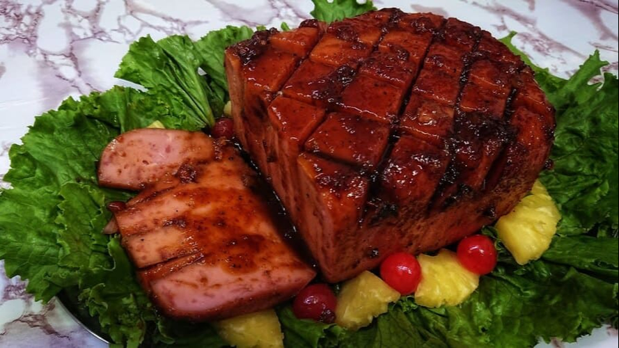 El jamón claveteado, horneado y especiado, es uno de los sabores clásicos para cerrar el año en Campeche.