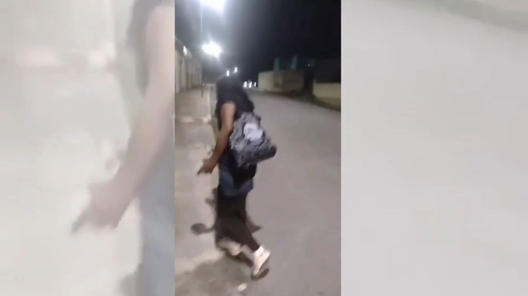 El taxista grabó el intercambio verbal con la pasajera.