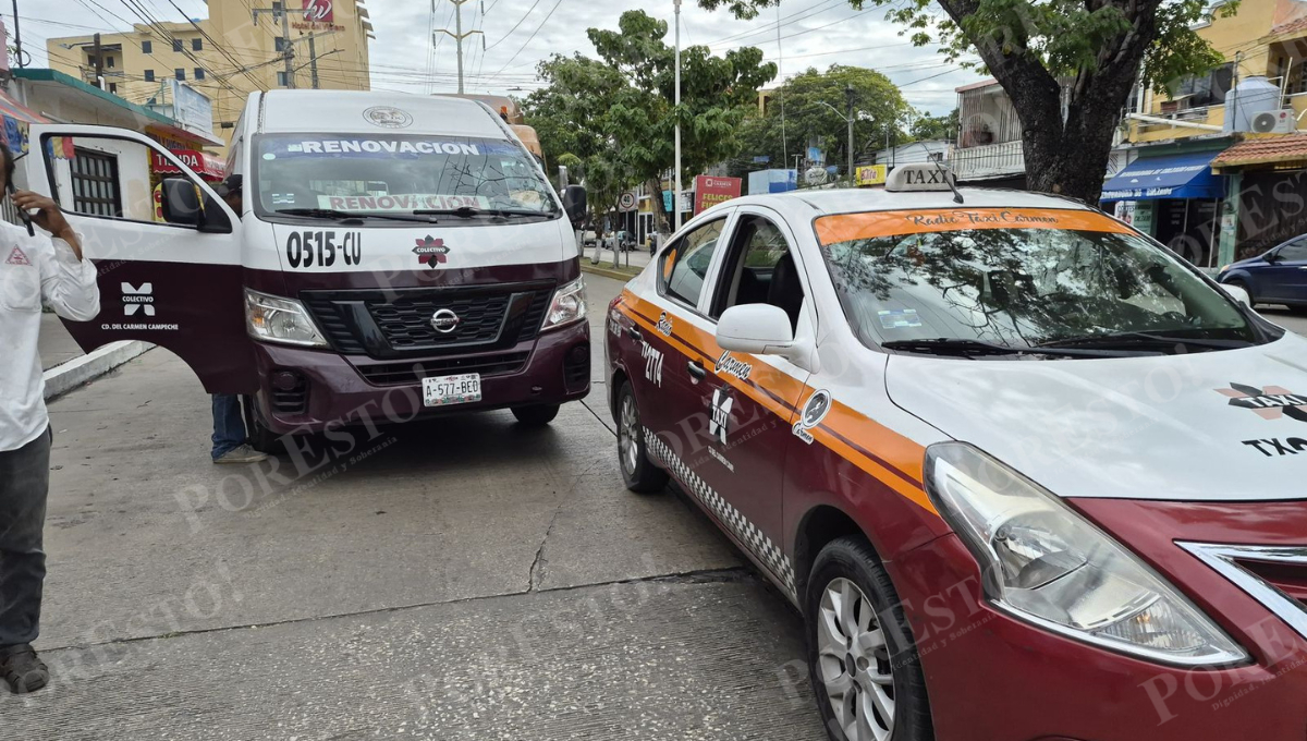La combi intentó reincorporarse a la vialidad y chocó con el taxi.