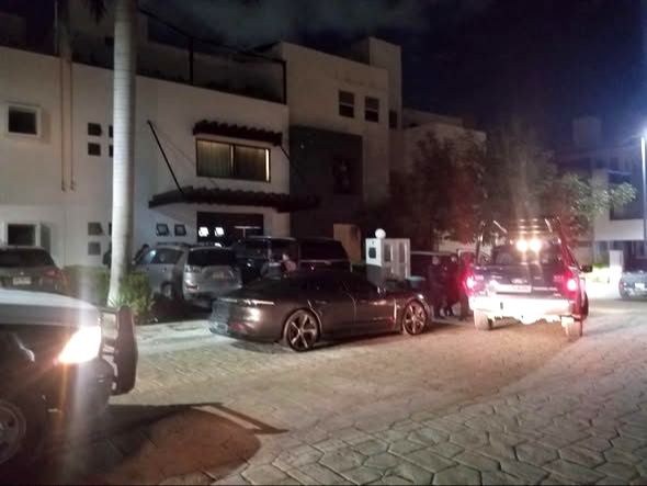 Presuntamente el hombre portaba un arma, al parecer tipo Glock, con la cual intimidó tanto a vecinos como a personal de seguridad privada