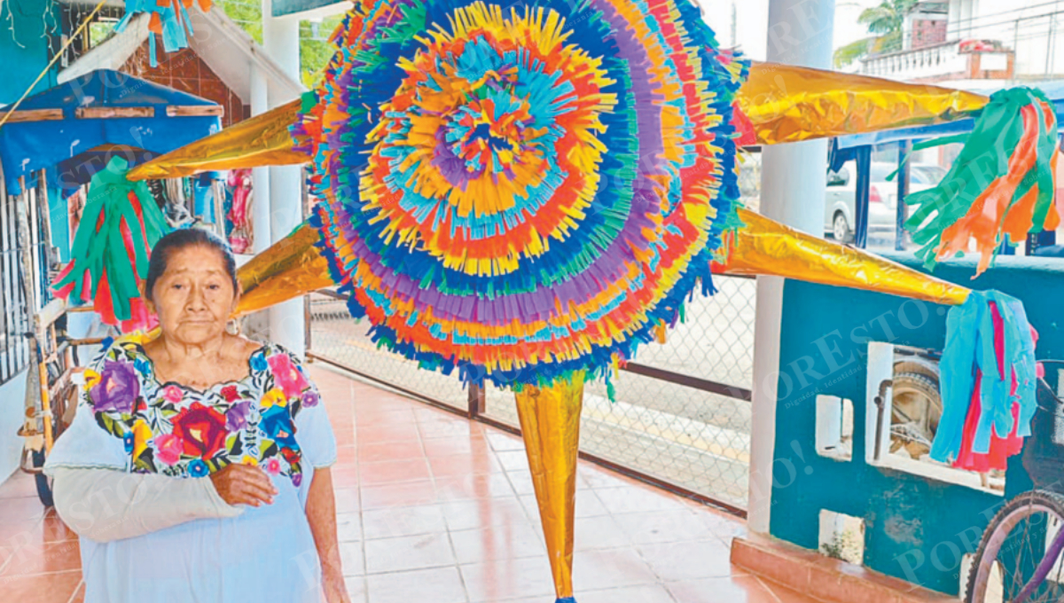 La abuela Ángela Chuc Kantún, de 83 años, encabeza el ritual al ser la primera en romperla.