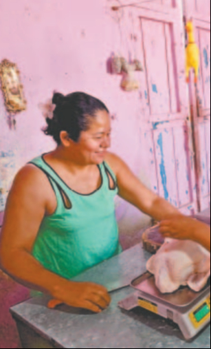 María del Carmen García ofrece pollo más barato que en el mercado, lo que ha impulsado sus ventas.