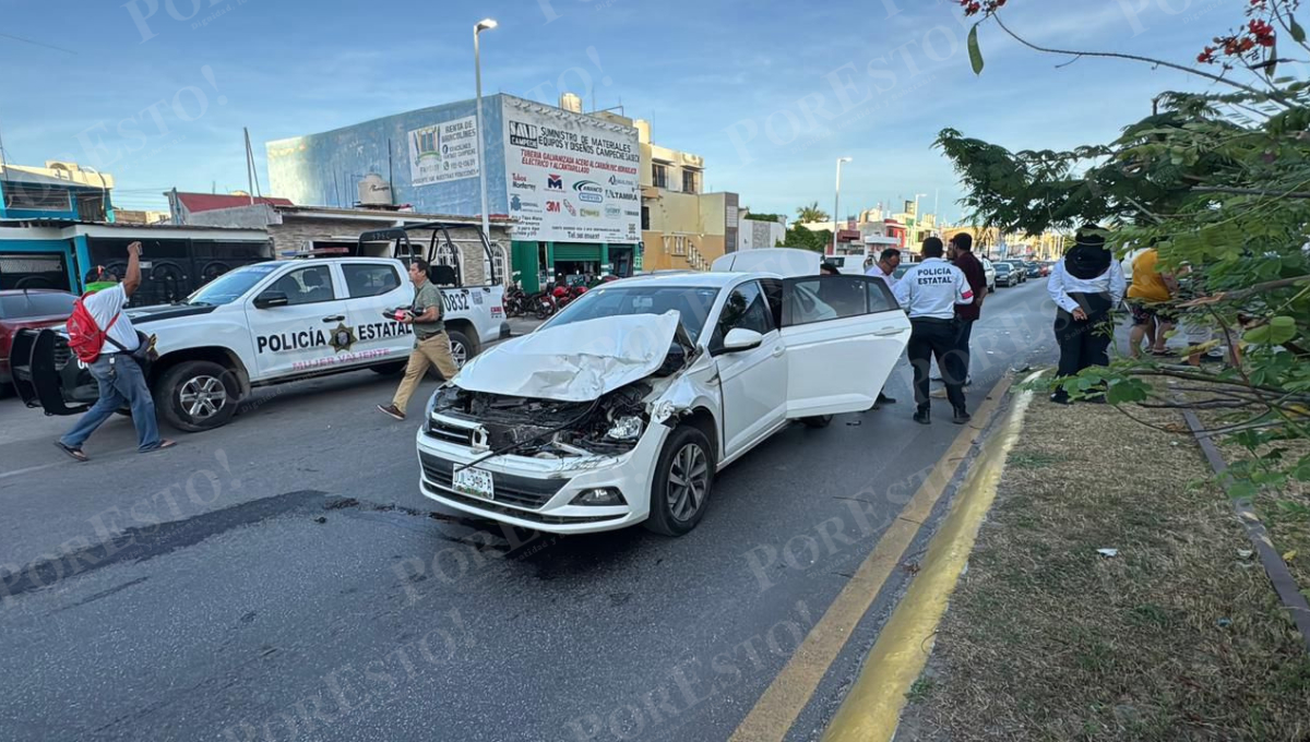 Conductor de una camioneta provocó un accidente al dar vuelta en “U” sin precaución.