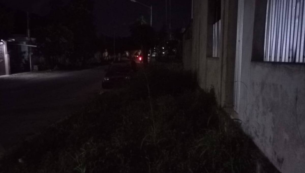 Permanecen sin luz por más de 5 horas 30 habitantes de la Colonia 5 de Abril en Bacalar, el suministro fue afectado por un tráiler