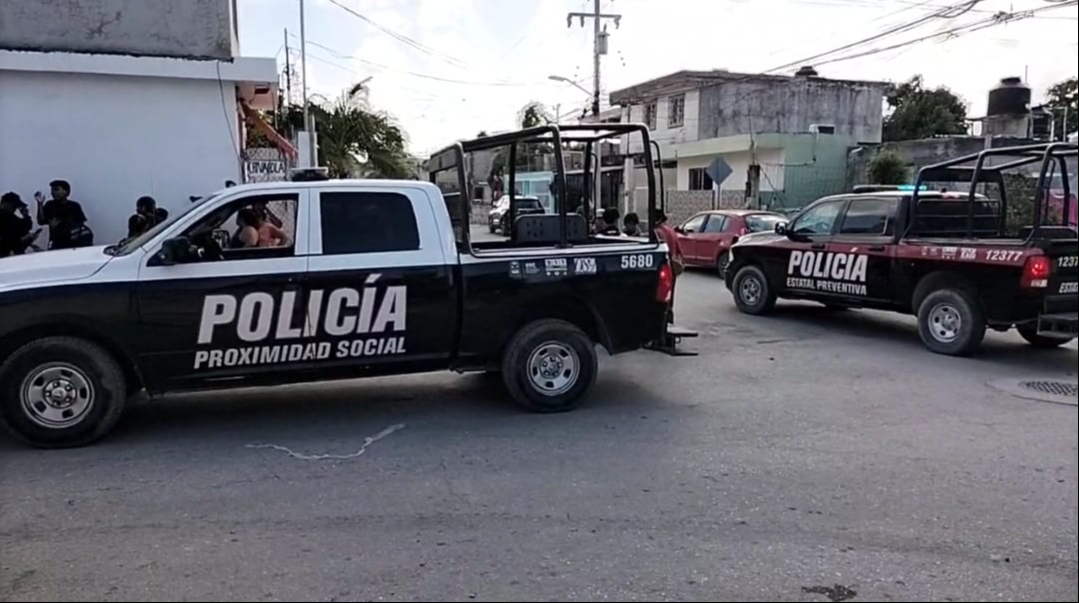 Varias unidades policiacas acudieron al llamado de emergencia.
