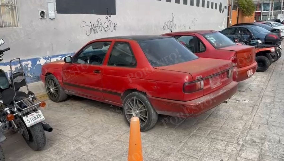 Vecinos reportaron el vehículo la noche anterior al hallazgo.