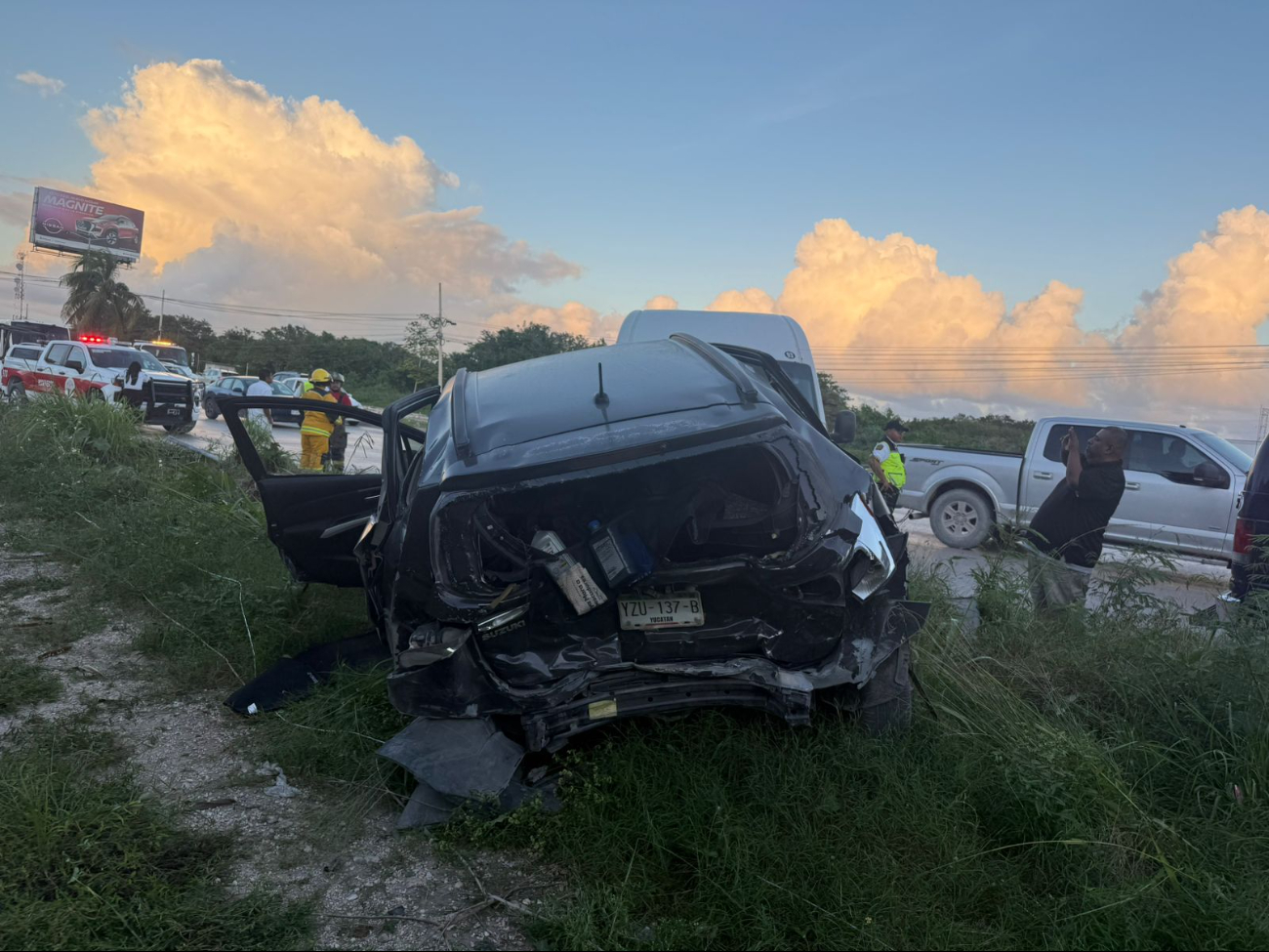 El vehículo quedó destrozado tras el encontronazo en la carretera.
