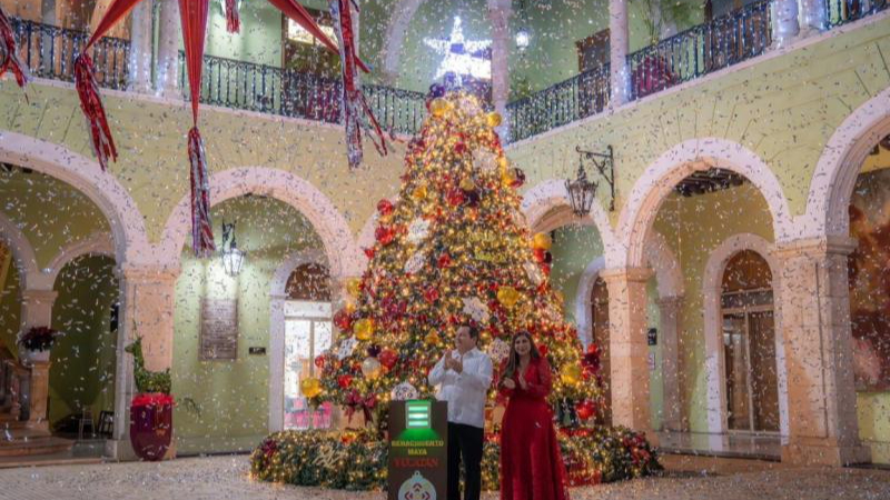 Gobernador Joaquín Díaz Mena enciende el árbol navideño en Palacio de Gobierno