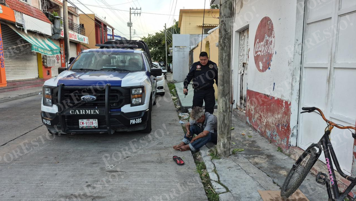 Un hombre cayó de su bicicleta en la colonia Tecolutla tras perder el equilibrio en aparente estado inconveniente.
