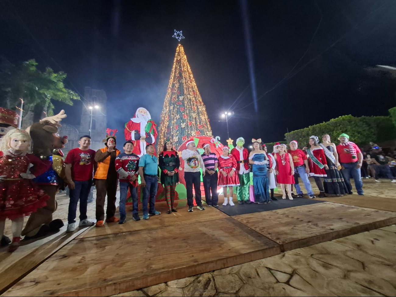 Así se vivió el encendido del árbol en Hecelchakan