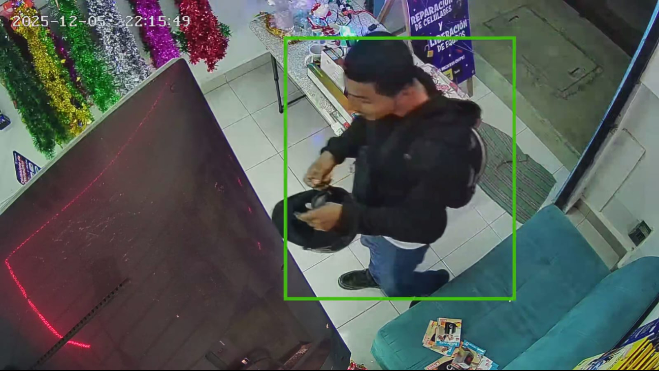 Captan cámaras de seguridad a sujeto robando objetos de valor de una tienda