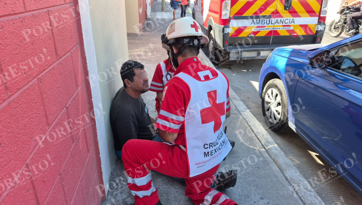 Indigente con posible ataque epiléptico es rescatado y hospitalizado en la Benito Juárez