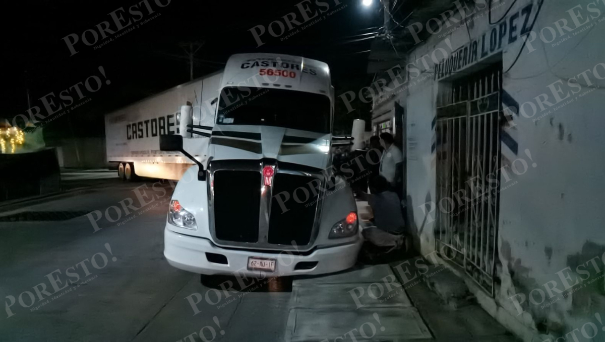 Un chofer de tractocamión fue detenido tras causar daños a infraestructura municipal en la colonia Salitral.