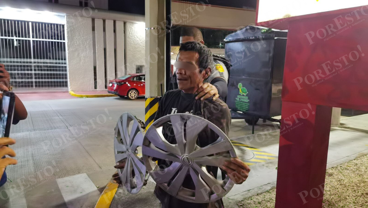 Un hombre fue detenido por guardias privados tras robar dos tapones de un Nissan Sentra en la colonia Petrolera.