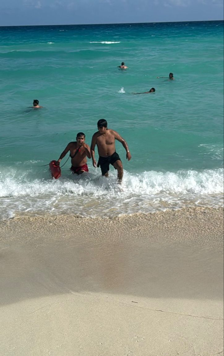 El bombero en labores de guardavida se percató de la situación y se apresuró hacia el joven