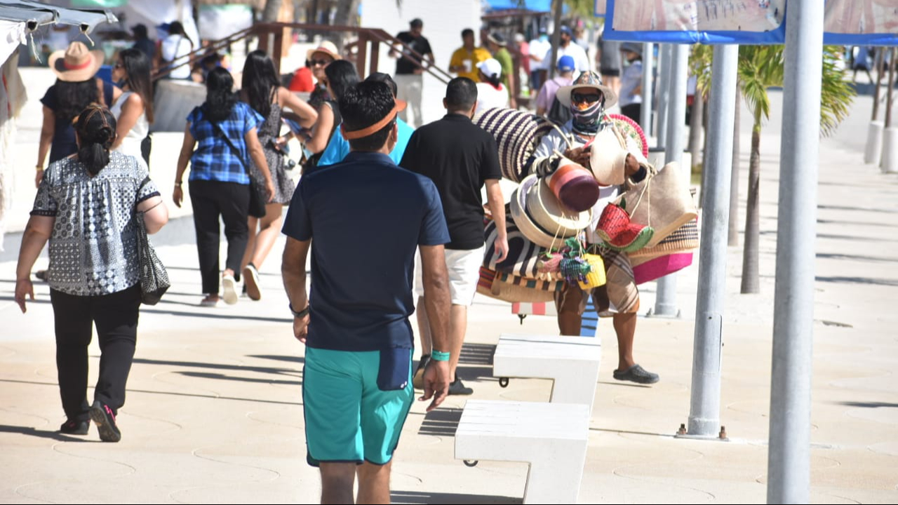 Gente que ofrece viajes a turistas se los llevan antes de que conozcan lo que ofrece el puerto