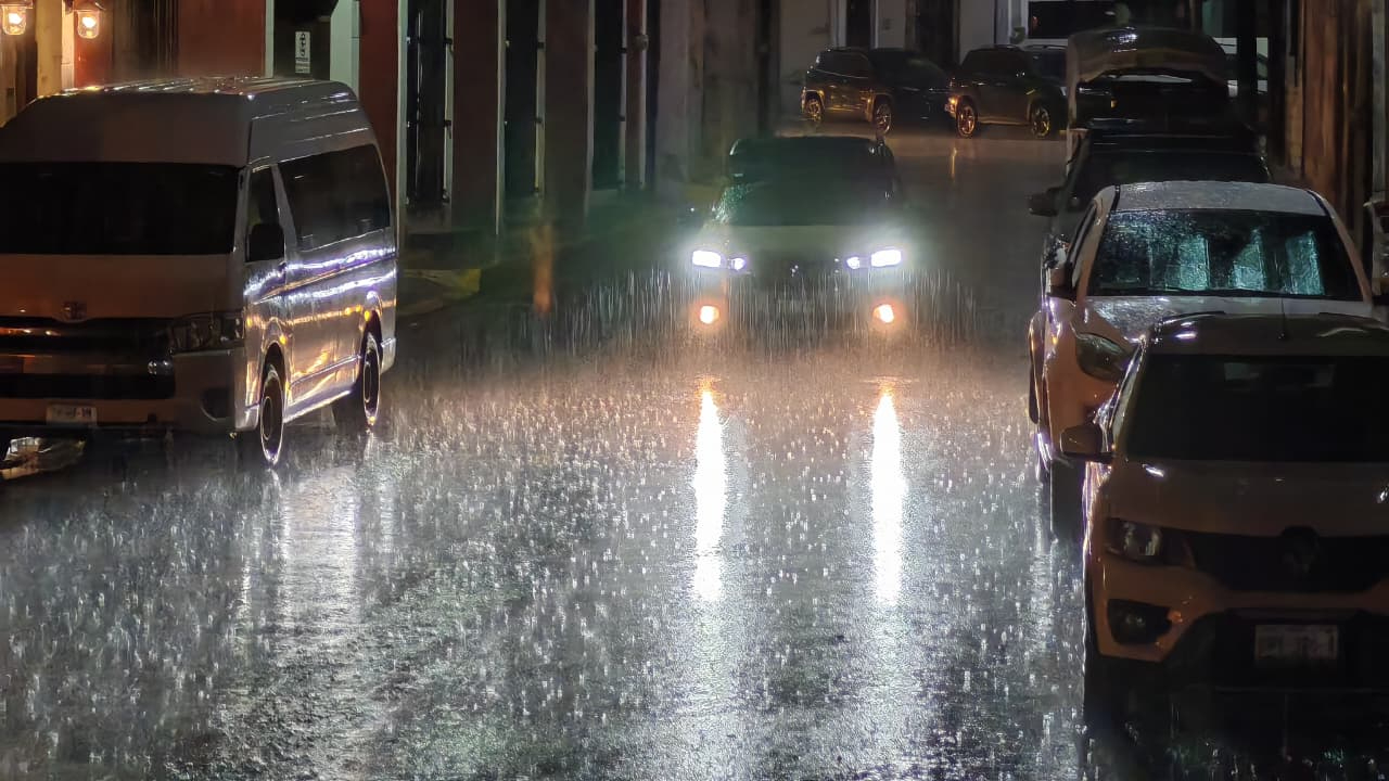 La lluvia vespertina sorprendió a todos los campechanos.