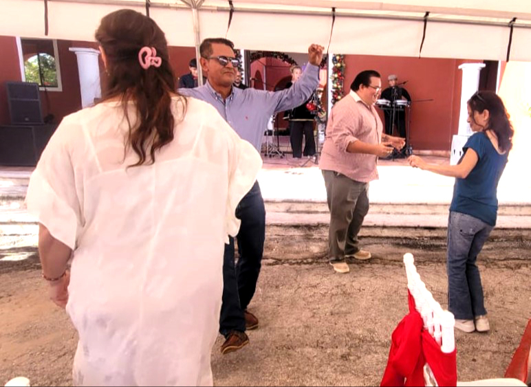 Los presentes rompieron la pista de baile y sacaron sus mejores pasos, en un ambiente de total camaradería