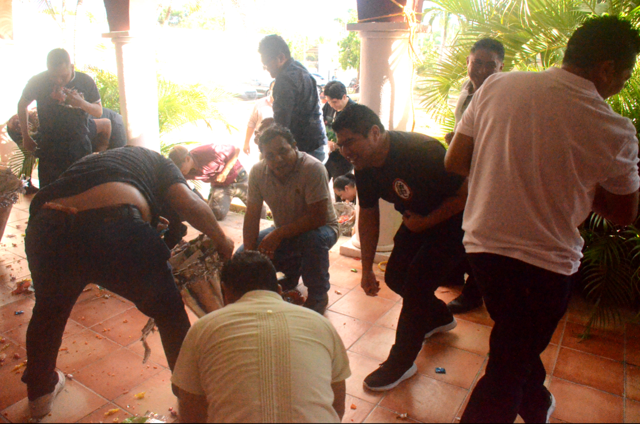 No podía faltar el momento de quebrar la piñata; los participantes pelearon por los mejores dulces y botanas